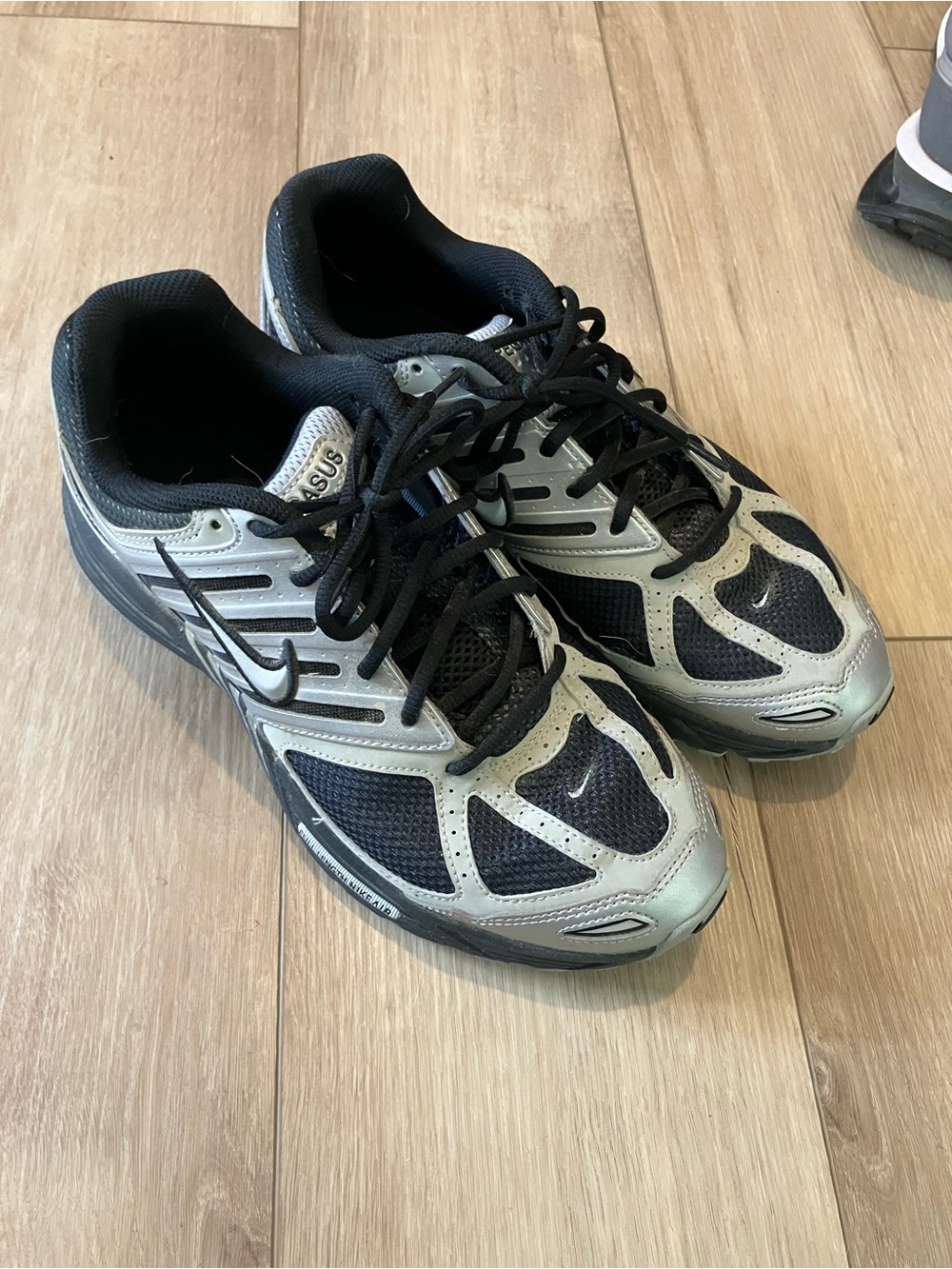 Nike Men’s Black and Silver Training Sneakers